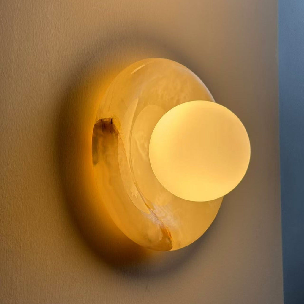 Rund vegglampe i marmor med glasskule og travertin, for innendørs bruk | Ormexis