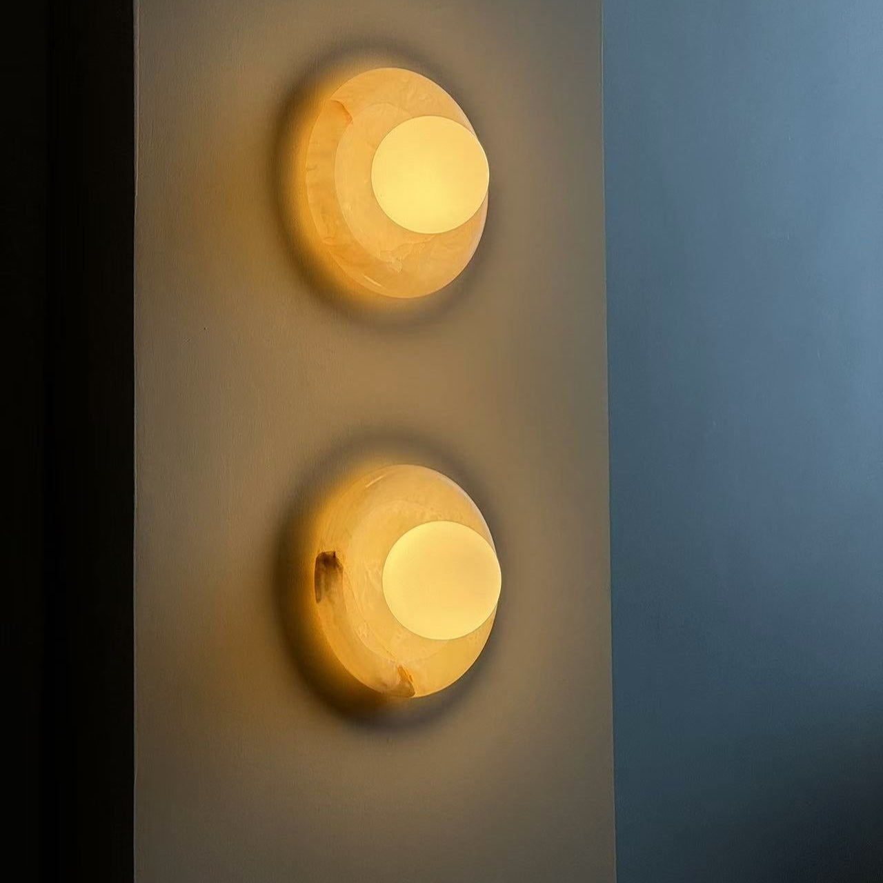 Rund vegglampe i marmor med glasskule og travertin, for innendørs bruk | Ormexis