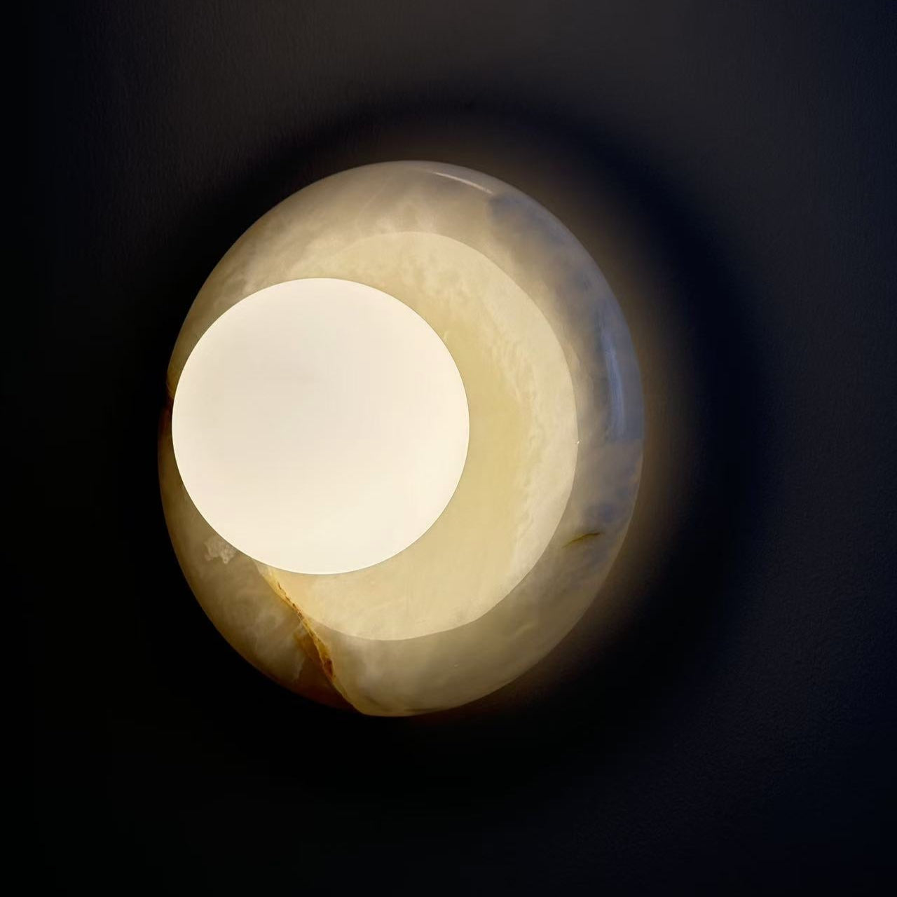 Rund vegglampe i marmor med glasskule og travertin, for innendørs bruk | Ormexis