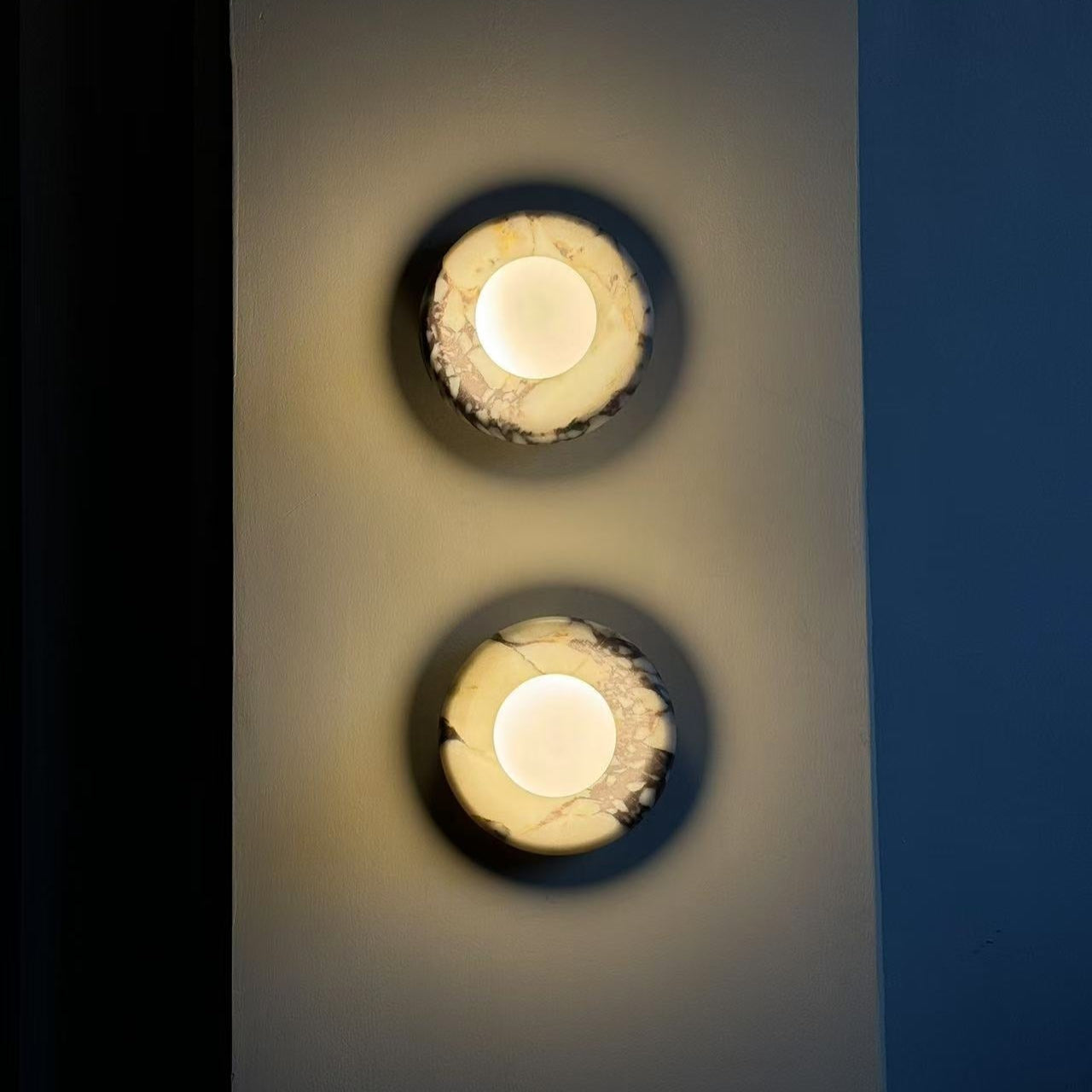 Rund vegglampe i marmor med glasskule og travertin, for innendørs bruk | Ormexis