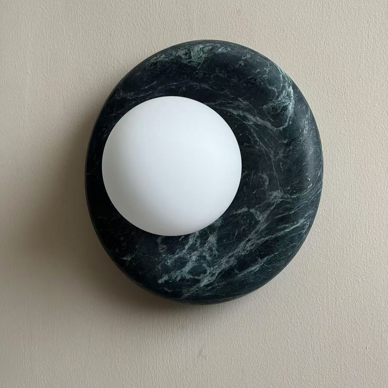 Rund vegglampe i marmor med glasskule og travertin, for innendørs bruk | Ormexis