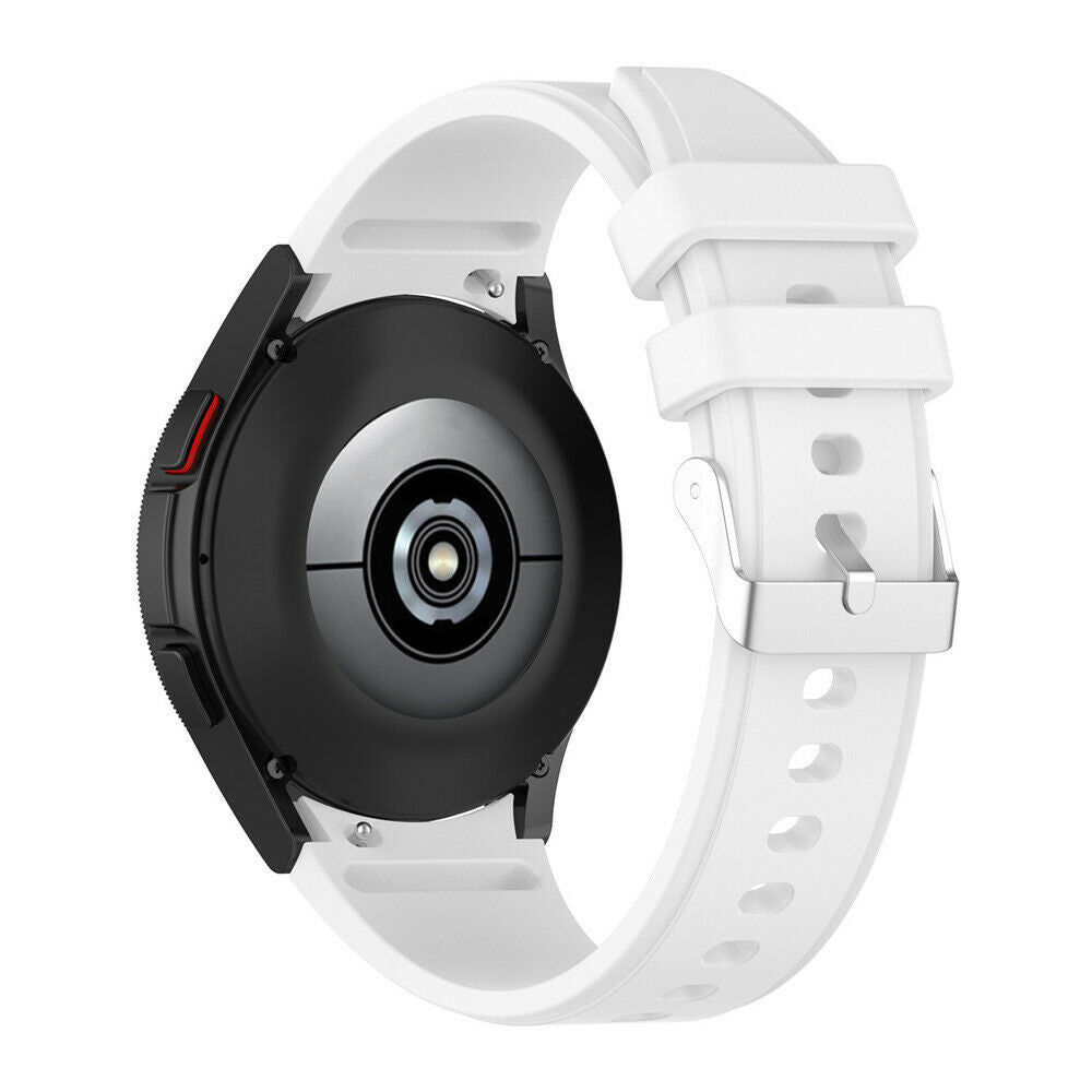 Samsung Galaxy Watch 4 s bílým silikonovým páskem, perfektní padnutí