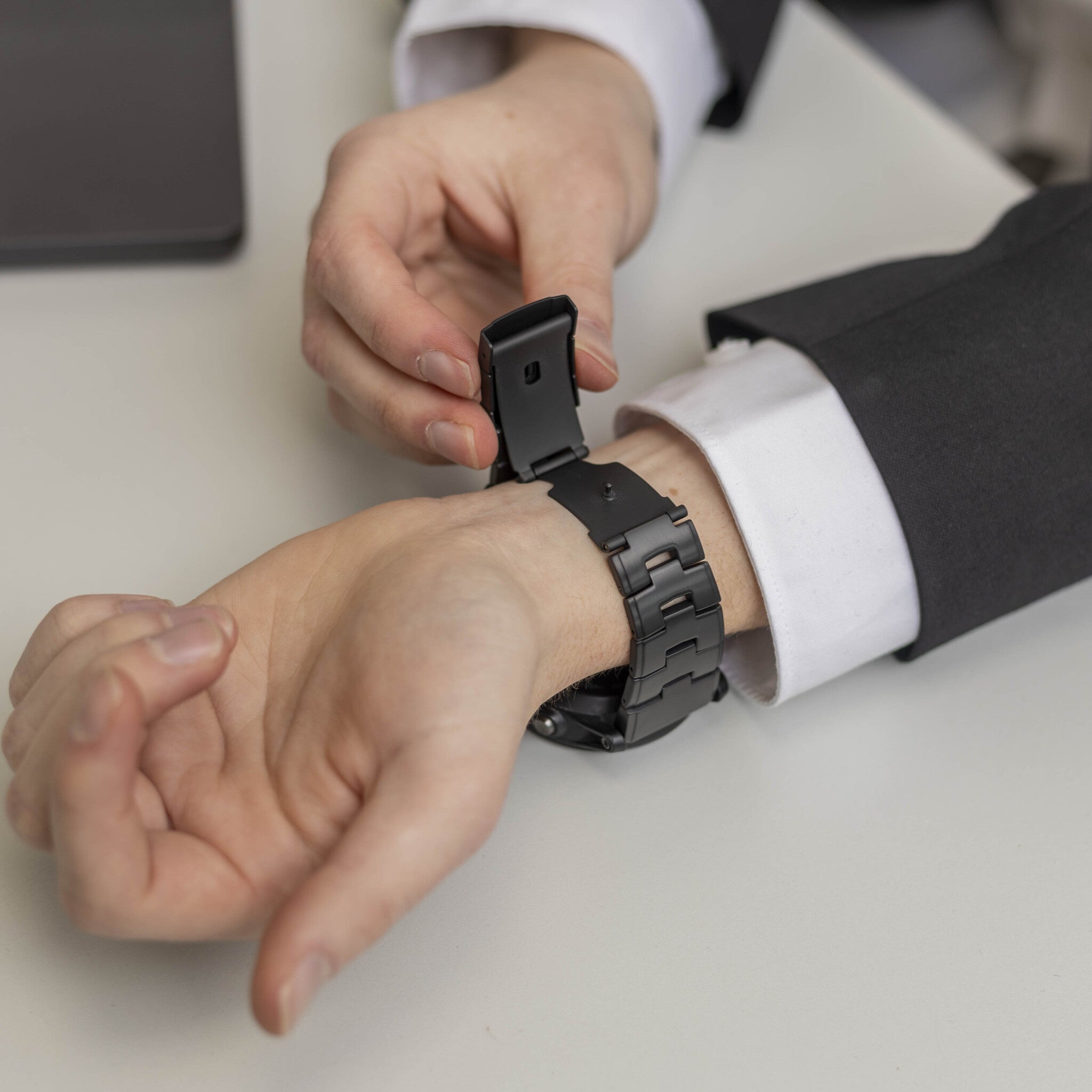 Garmin Fenix 5 Plus a Fenix 6 Pro černý titanový náramek