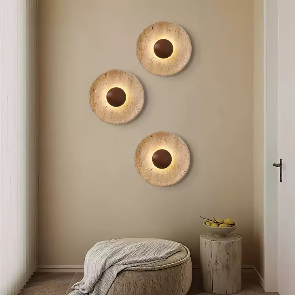 Nástěnné světlo z travertinu s kulatým diskem, dřevěnou koulí a moderním designem | Ormexis