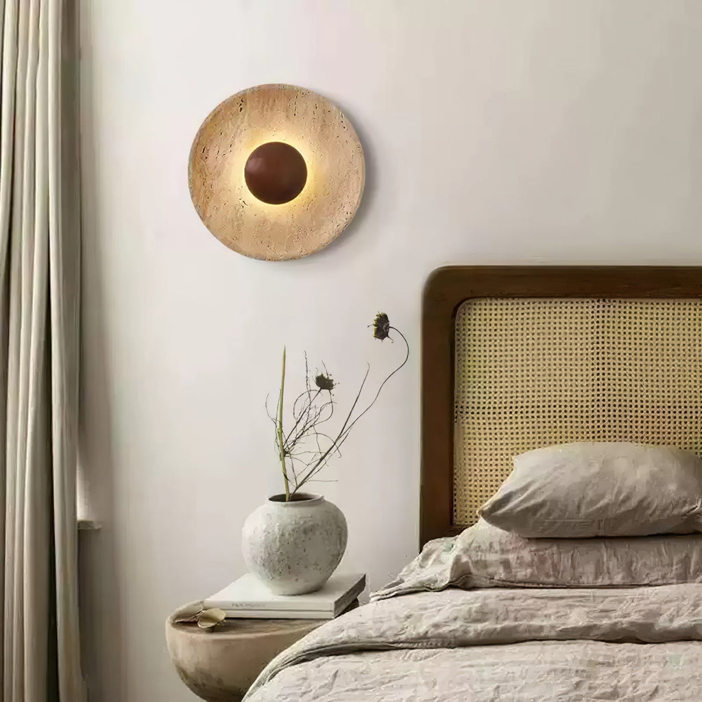 Nástěnné světlo z travertinu s kulatým diskem, dřevěnou koulí a moderním designem | Ormexis