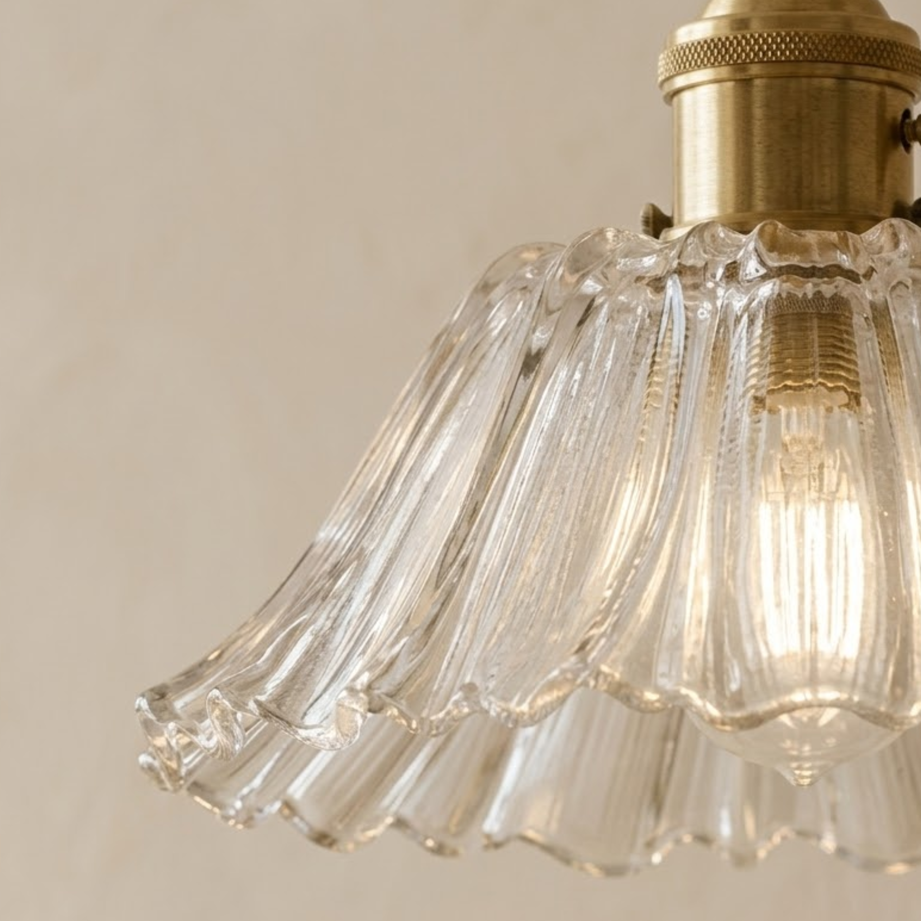Vintage-LED-Pendelleuchte aus geriffeltem Blütenglas | Ormexis