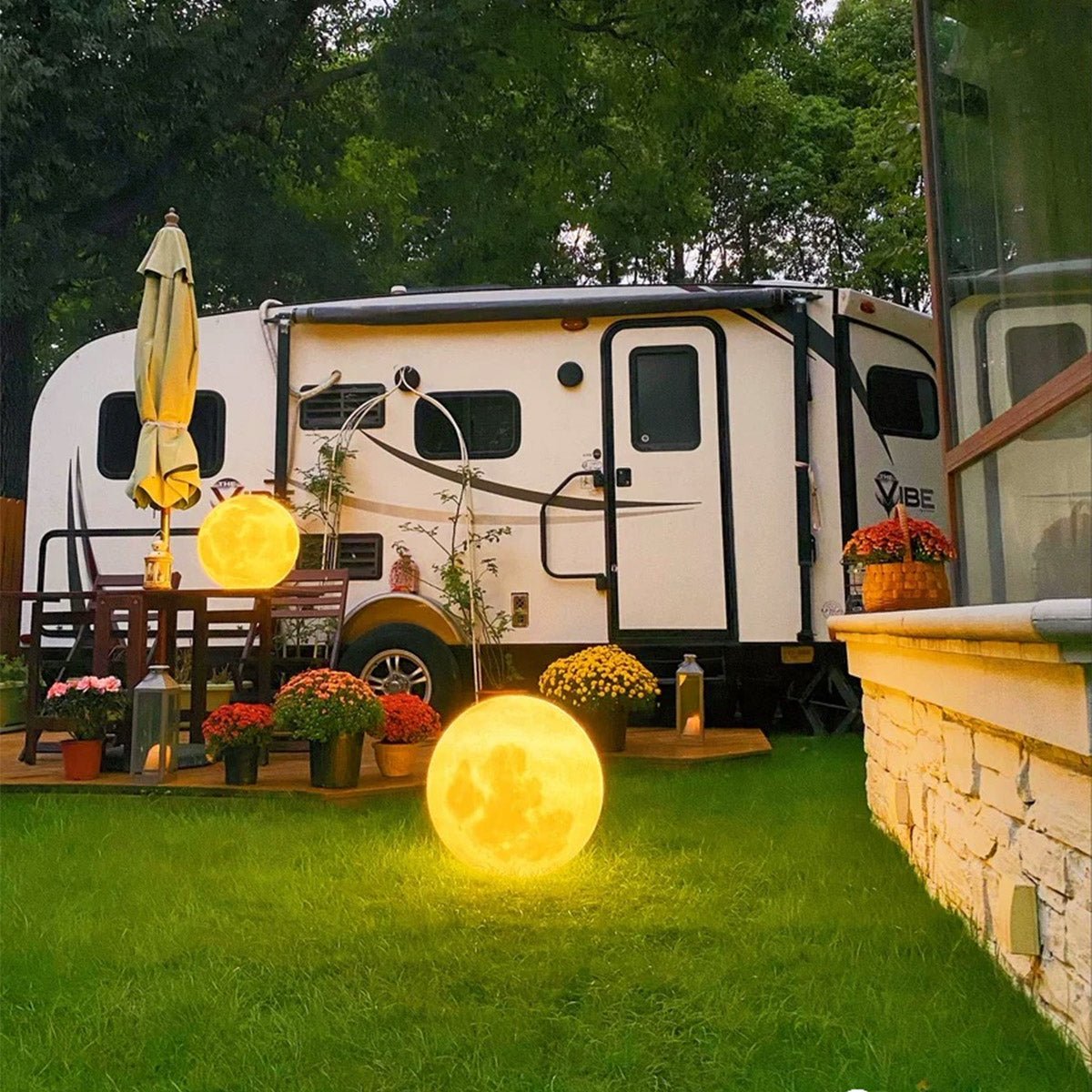Zewnętrzna lampa w kształcie globusa Księżyca | Ormexis
