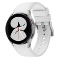 Samsung Galaxy Watch 4 s bílým silikonovým páskem, perfektní padnutí