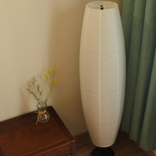 Biała papierowa lampa podłogowa w formie kolumny, w stylu nordyckim i japandi, inspirowana papierowym lampionem | Ormexis
