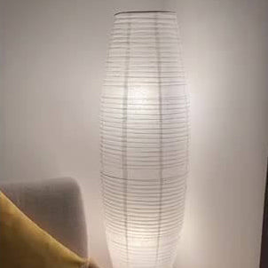 Biała papierowa lampa podłogowa w formie kolumny, w stylu nordyckim i japandi, inspirowana papierowym lampionem | Ormexis
